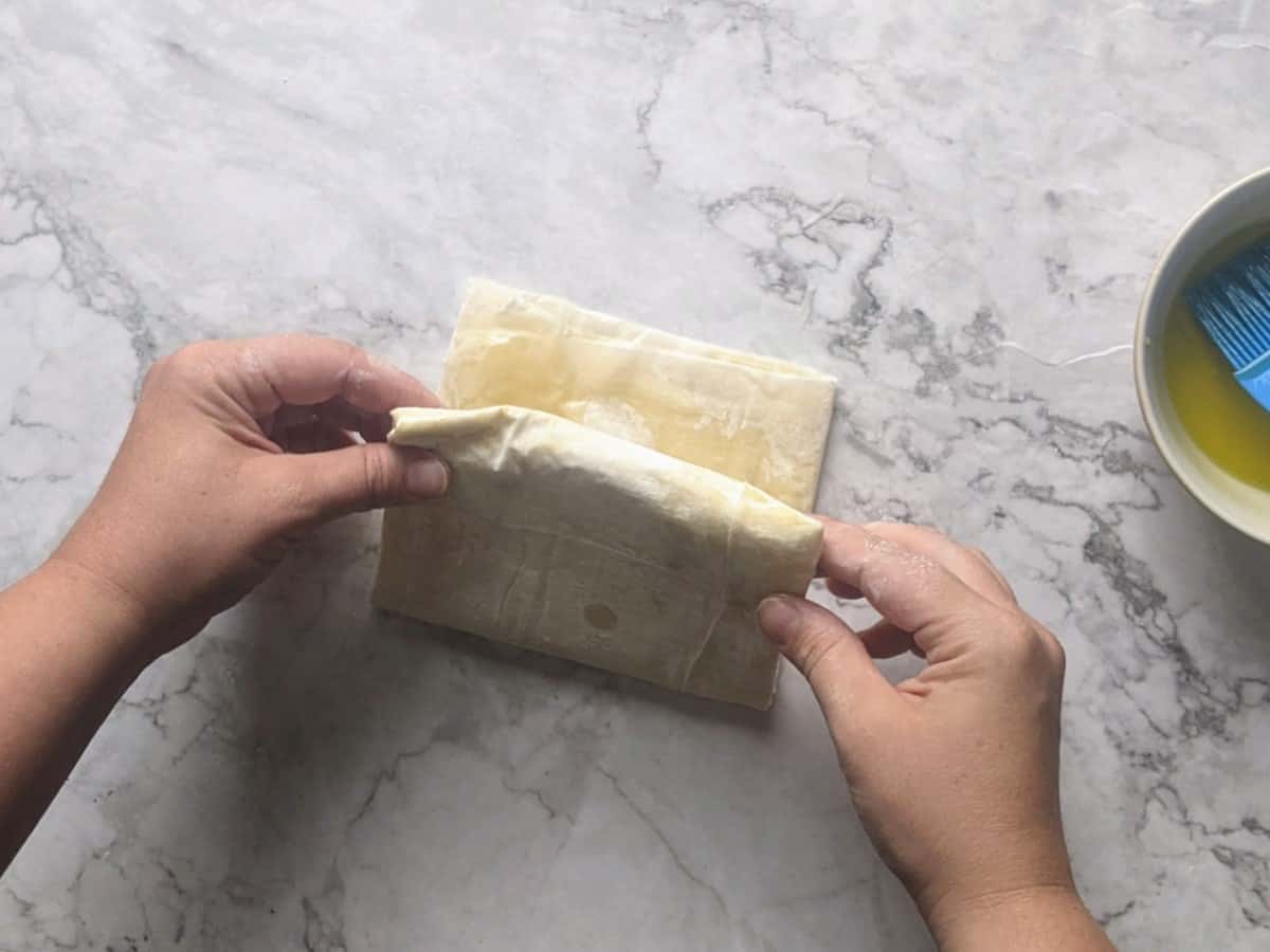 Διπλώνοντας άλλη μια φορά μέχρι να πάρω ένα φάκελο Διπλώνοντας άλλη μια φορά μέχρι να πάρω ένα φάκελο.