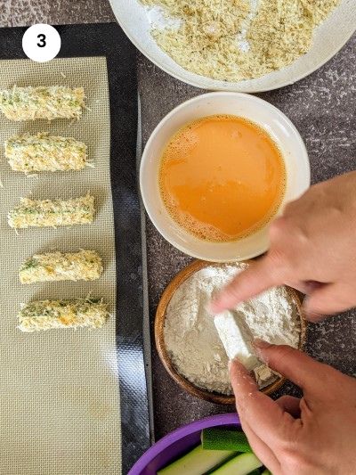 Step1: Dredging the zucchini wedge into the flour.