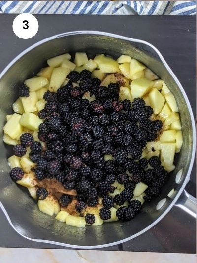 Blackberries and all spices in the filling