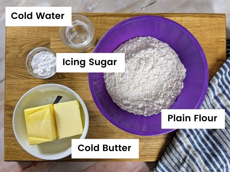 Ingredients for the apple and blackberry pastry.