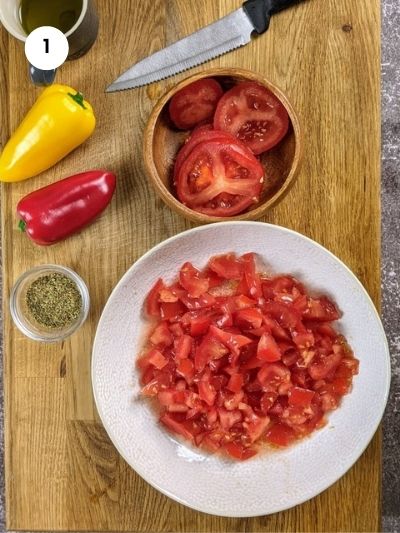Κόβωντας τις ντομάτες σε κύβους και φετούλες