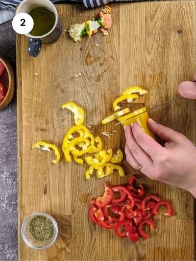 Κόβωντας τις πιπεριές σε φετούλες.