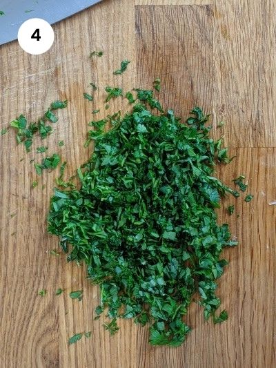 Finely cut parsley for the boureki
