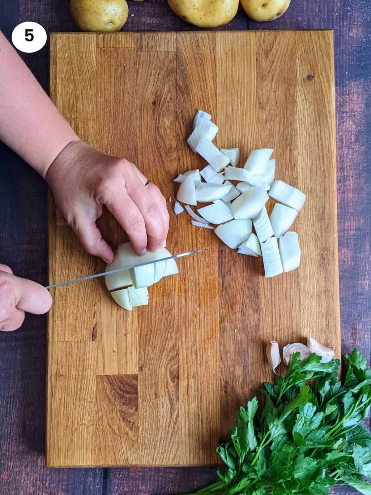 Cutting the onion into big cubes.