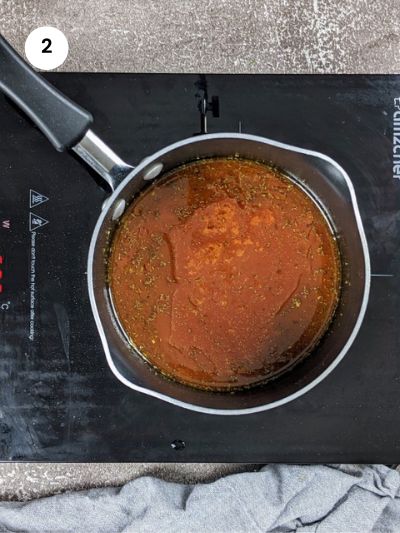 Making the tomato sauce for the cannelloni.