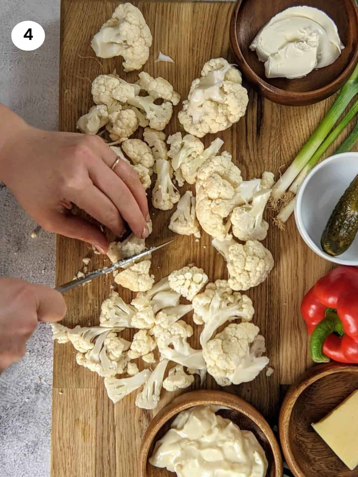 Κόβωντας το κουνουπίδι σε μπουκίτσες.