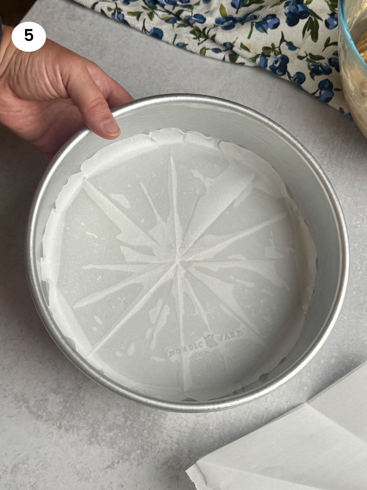 Placed round parchment paper at the bottom of the cake pan.