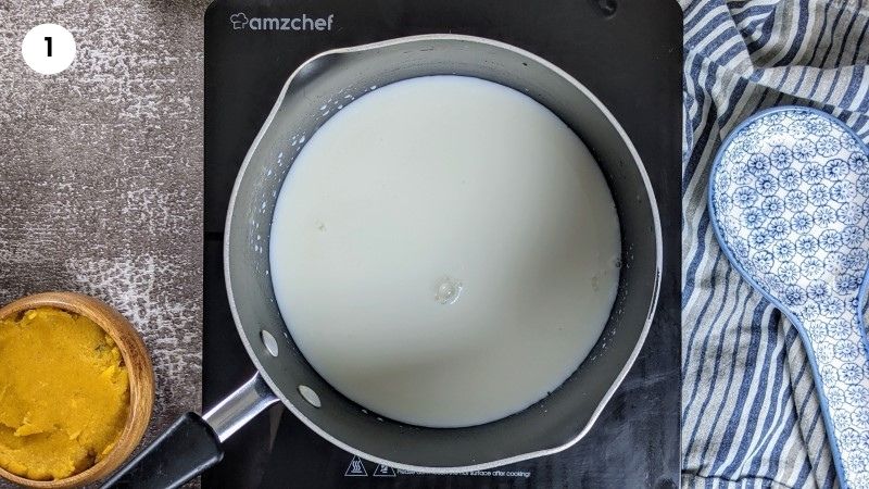 Ζεσταίνοντας το γάλα για τη κρέμα για τη μπουγάτσα