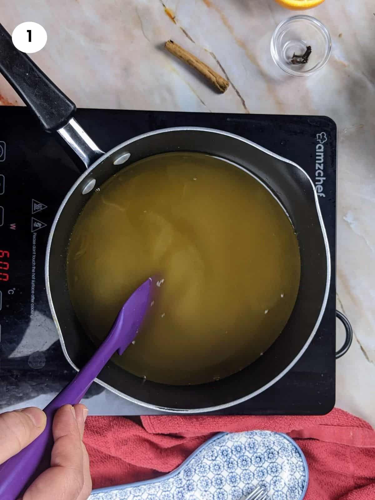 Προσθέτοντας το νερό, τη ζάχαρη και το μέλι σε μια κατσαρόλα για το σιρόπι.