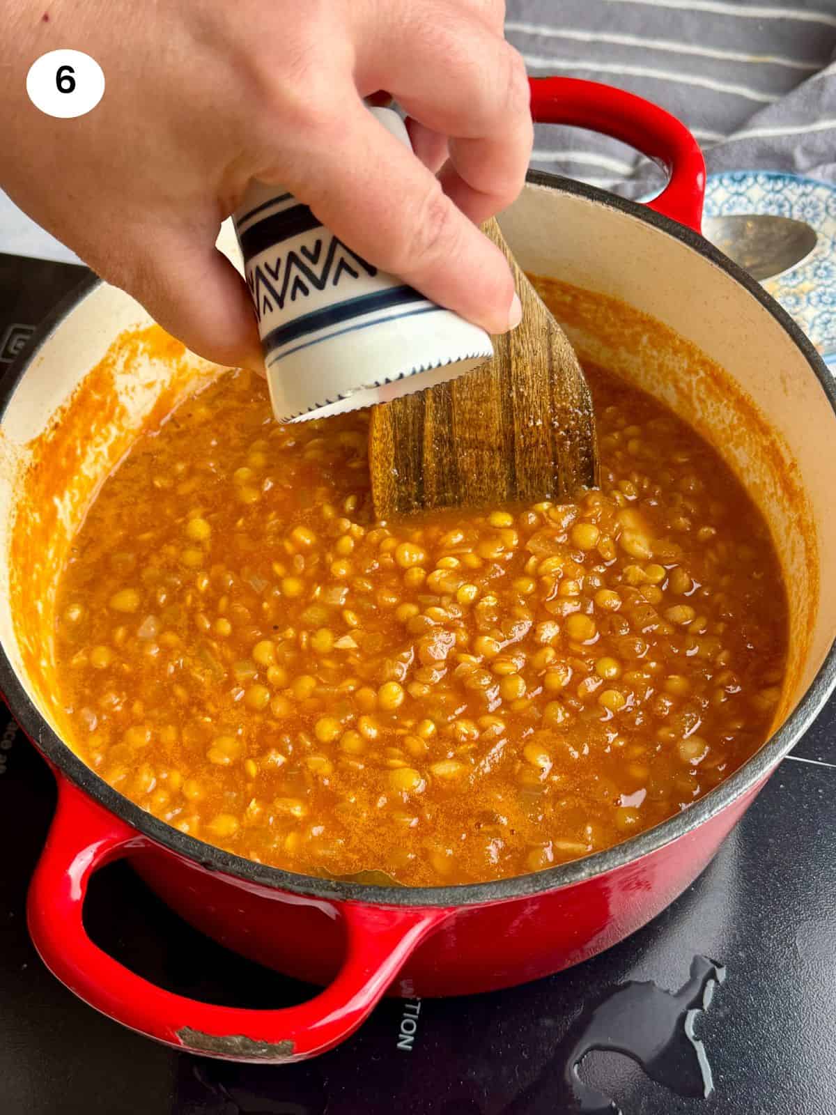 Adding the vinegar when the fakes soup is ready.