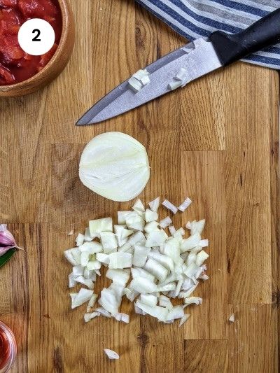Chopping the onion in cubes