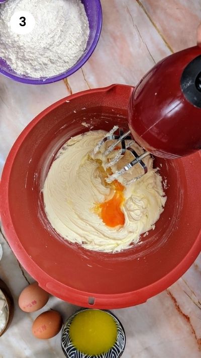Προσθέτοντας τα αυγά στο μείγμα.