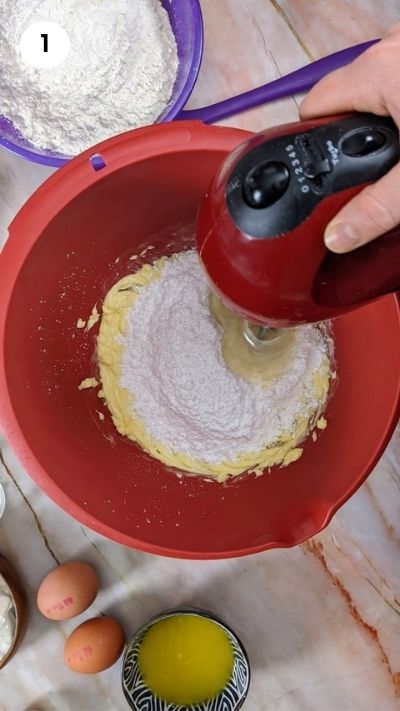 Ανακατεύοντας τη ζάχαρη άχνη με το βούτυρο