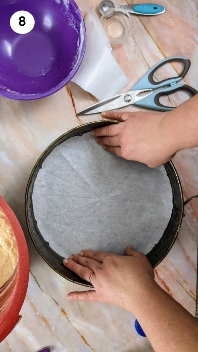 Προσθέτοντας λαδόκολλα στον πάτο της φόρμας του κέικ
