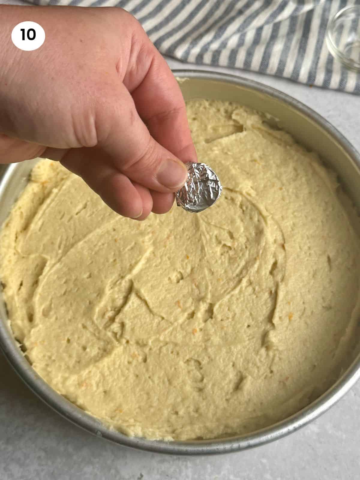 Προσθέτοντας το φλουρί στο κέικ.