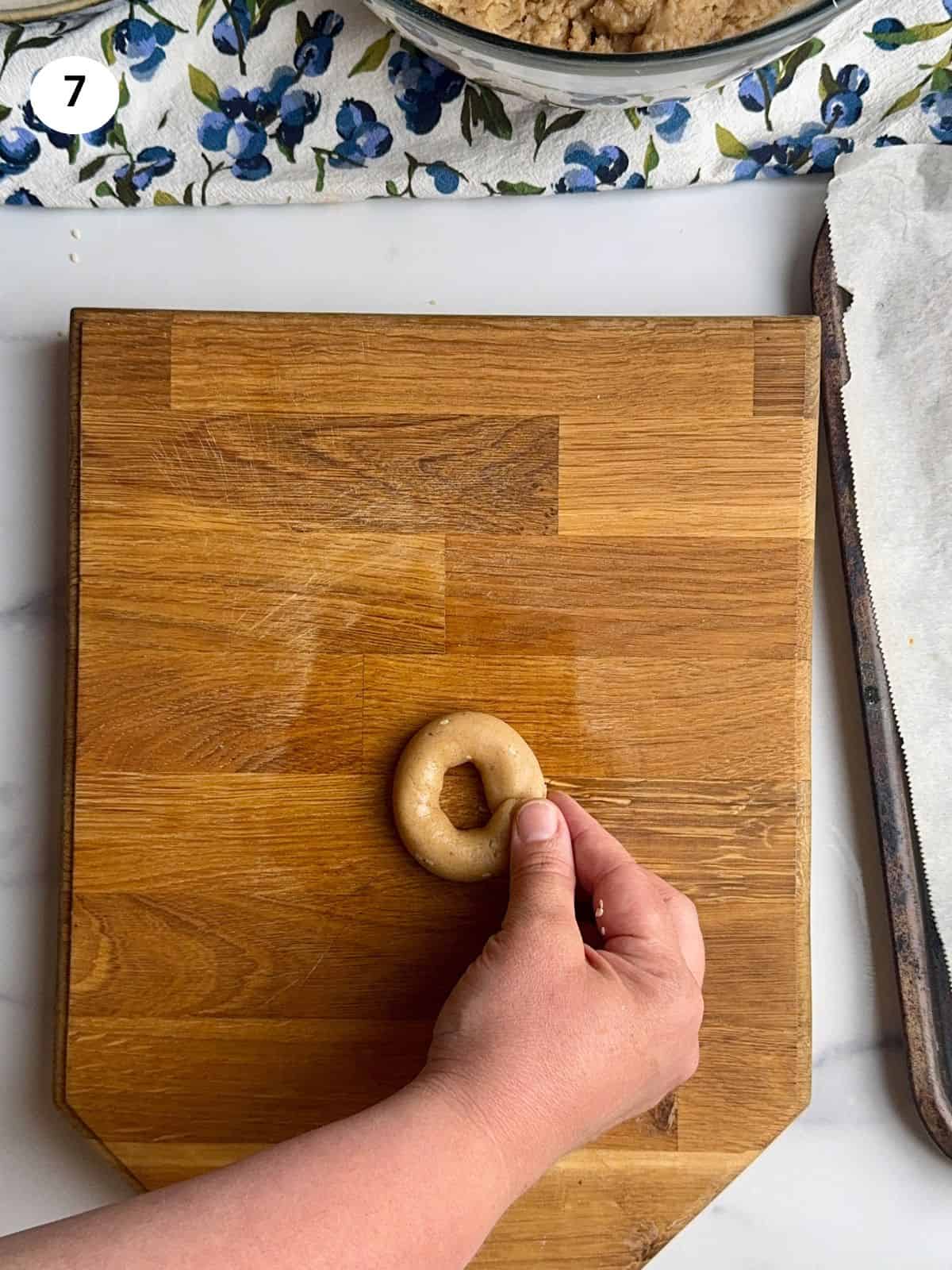 Forming an O shape koulouraki.
