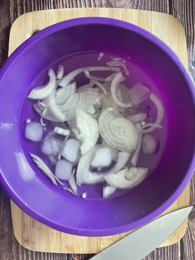 Adding sliced onion into ice cold water