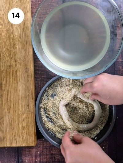 Cover the bread ring with sesame seeds.