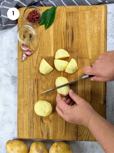 Κόβωντας τις πατάτες σε μικρότερα κομμάτια.