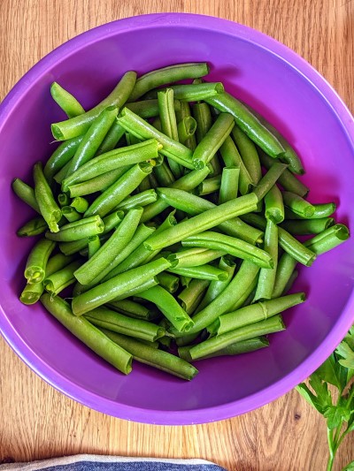 Bowl with green beans ready for the stew.