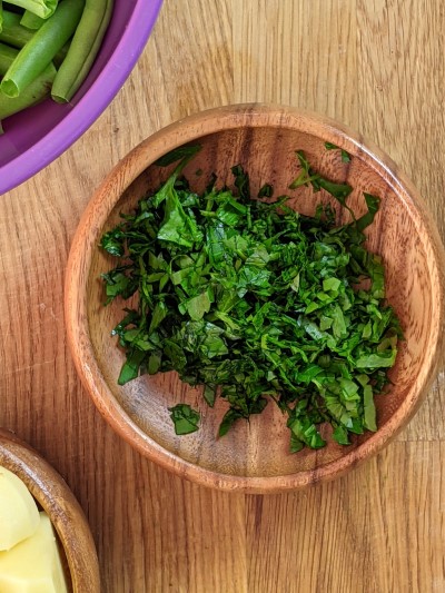 Chopped parsley for green beans stew.