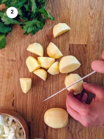 How to prepare and cut the potatoes for stewed green beans