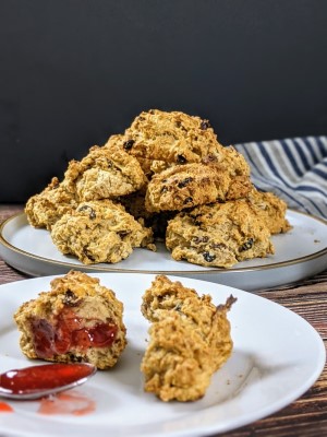 Rock Cakes στημμένα το ένα πάνω στο άλλο σε πιάτο και μπροστά ένα κομμάτι κομμένο στη μέση