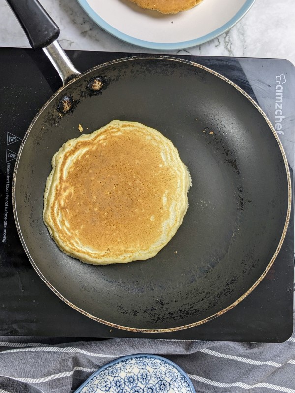 pancake έτοιμο να βγει από το τηγάνι.