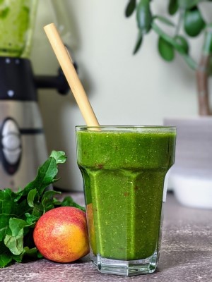 Nectarine & Kale Smoothie served in a glass Nectarine & Kale Smoothie served in a glass
