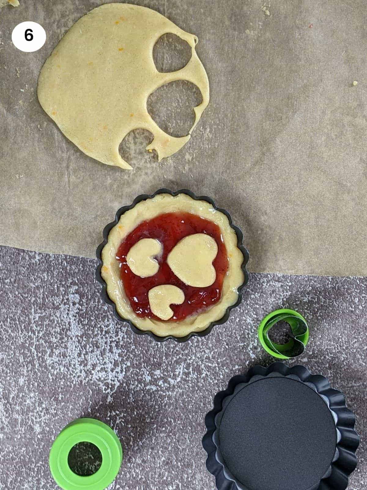 Cutting the rest of the dough into strips to decorate the top of pasta flora.