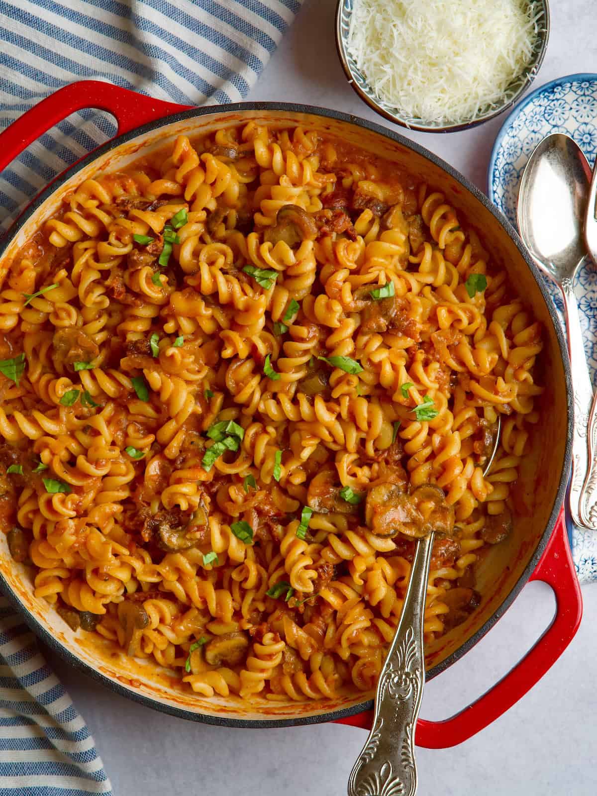 Easy Pasta With Sun-dried Tomatoes & Mushrooms.