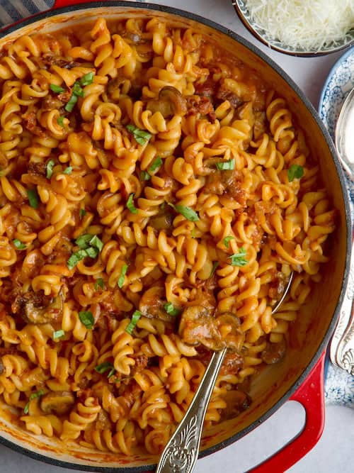Easy Pasta With Sun-dried Tomatoes & Mushrooms.