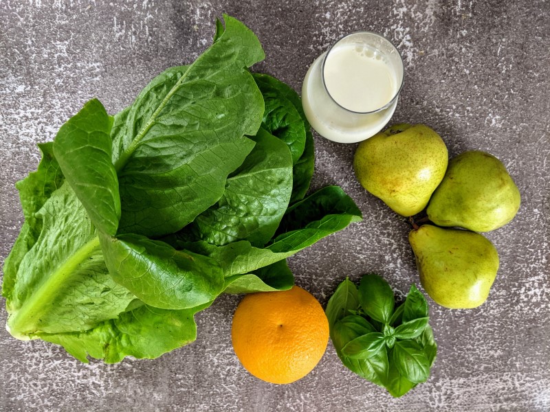 Ingredients for pear & lettuce smoothie.
