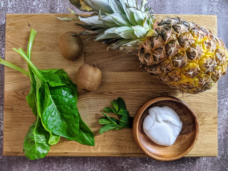 Ingredients for pineapple & kiwi & spinach smoothie.