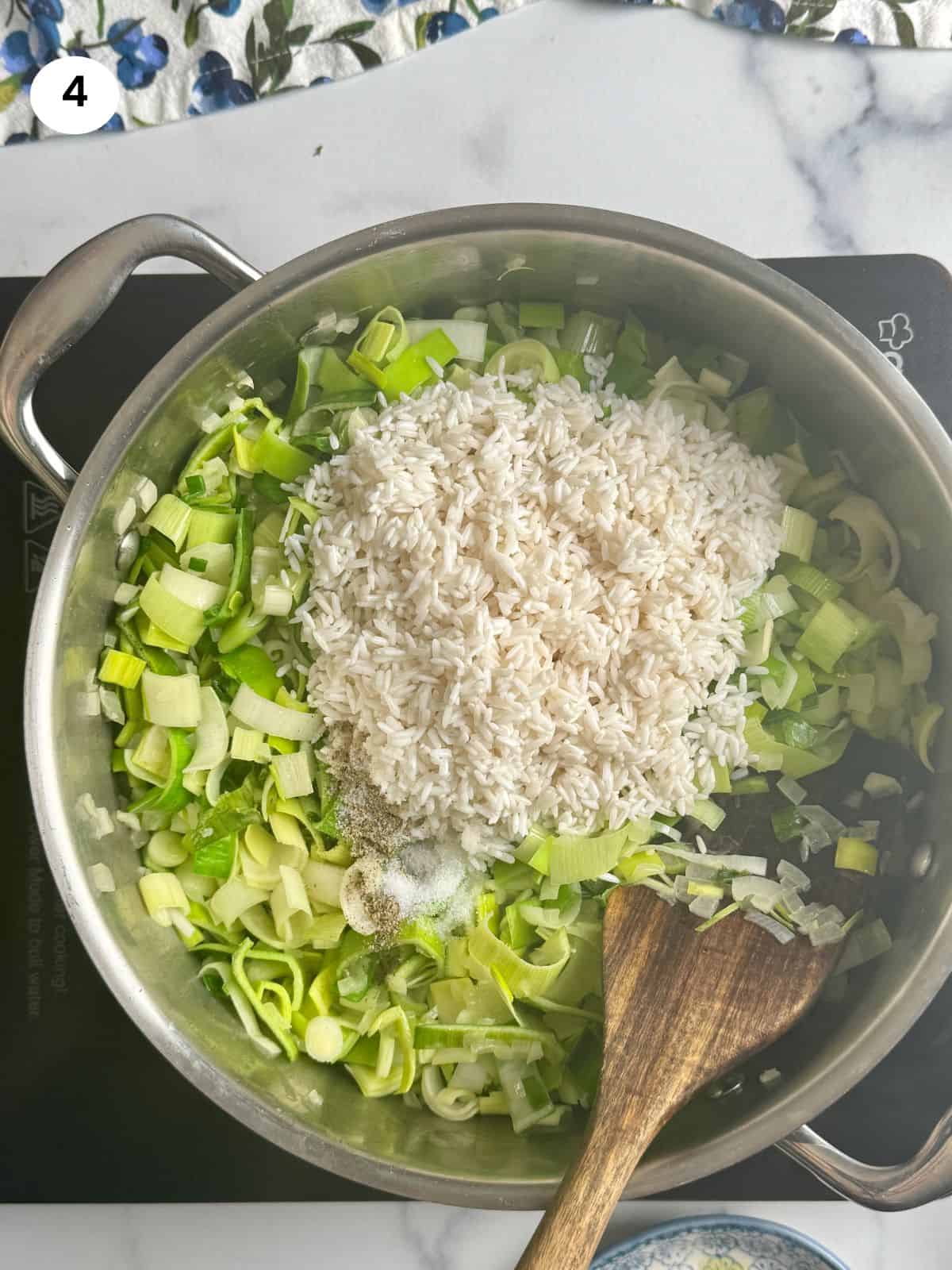 Added rice and seasoning to the pot.