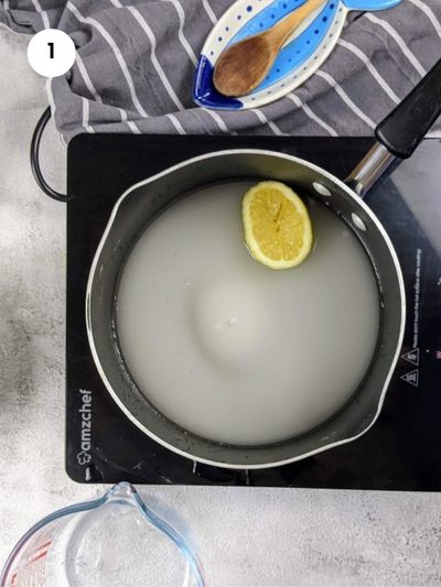 Προσθέτοντας τα υλικά για το σιρόπι στην κατσαρόλα