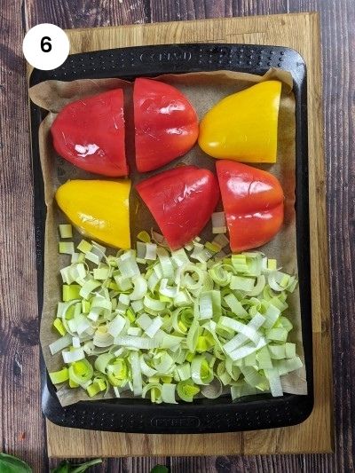 Πιπεριές και κομμένο πράσο στο ταψί