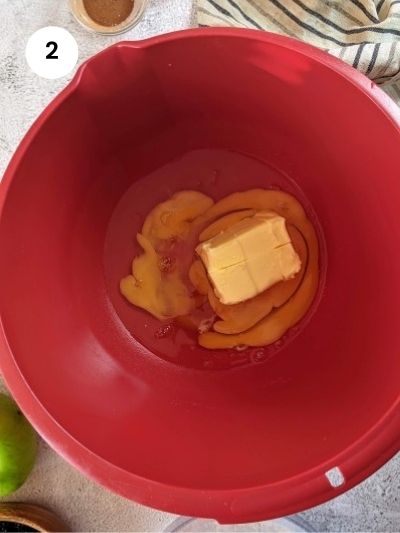 Ανακατεύοντας τα αυγά με το βούτυρο για τα μάφινς χωρίς ζάχαρη