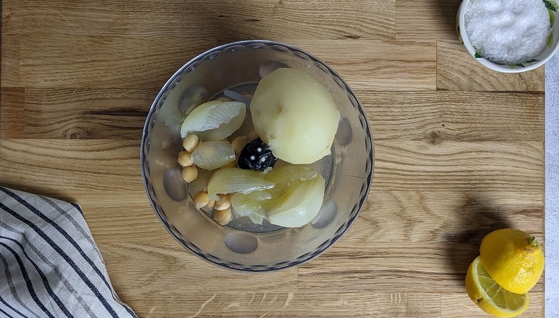 Πατάτα και κρεμμύδι για να χυλώσει η ρεβυθόσουπα.